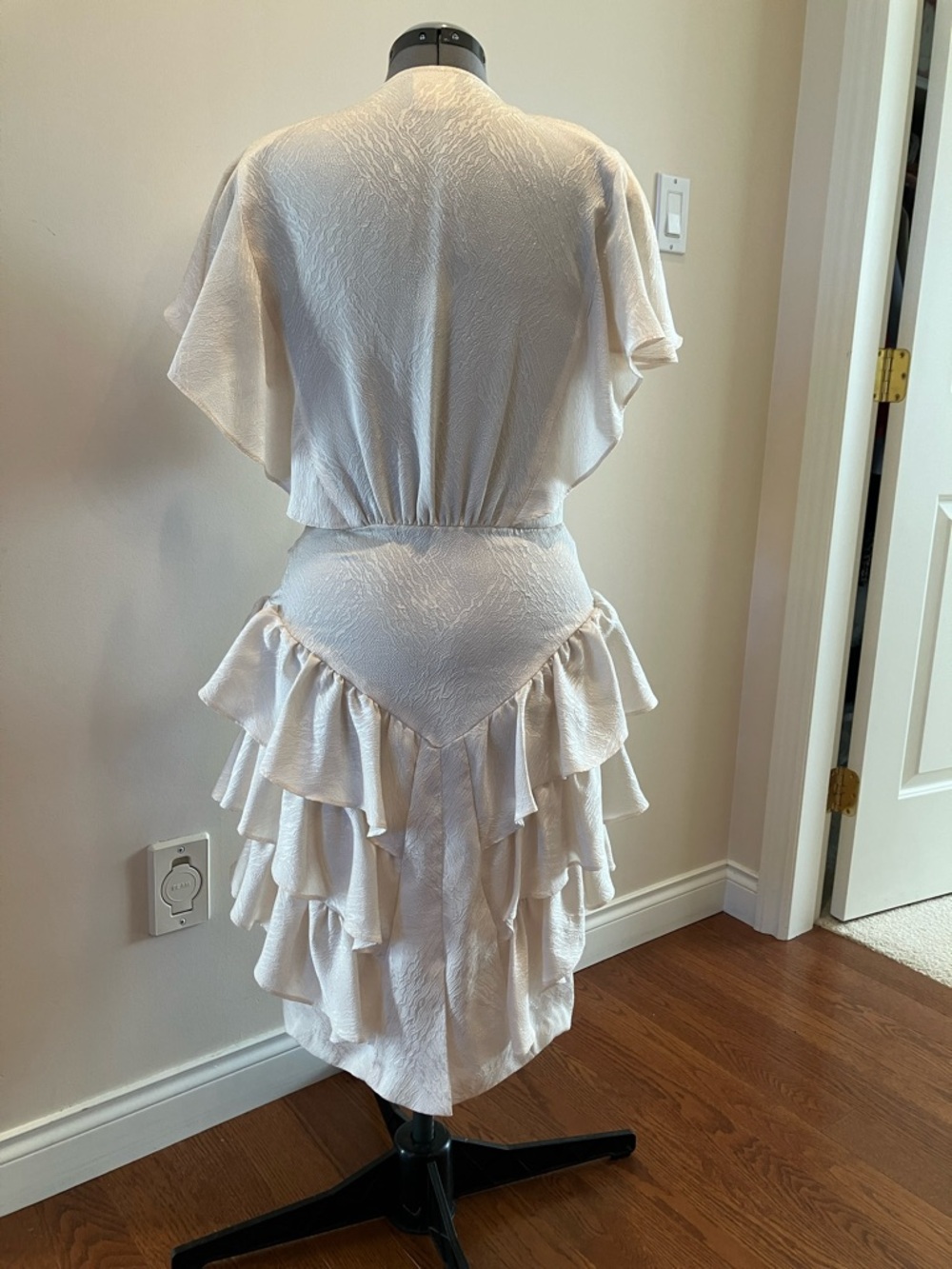 Vintage Sophisticate 80s party dress, ruffle sleeve, flounce hem, cream beige - Picture 4 of 14